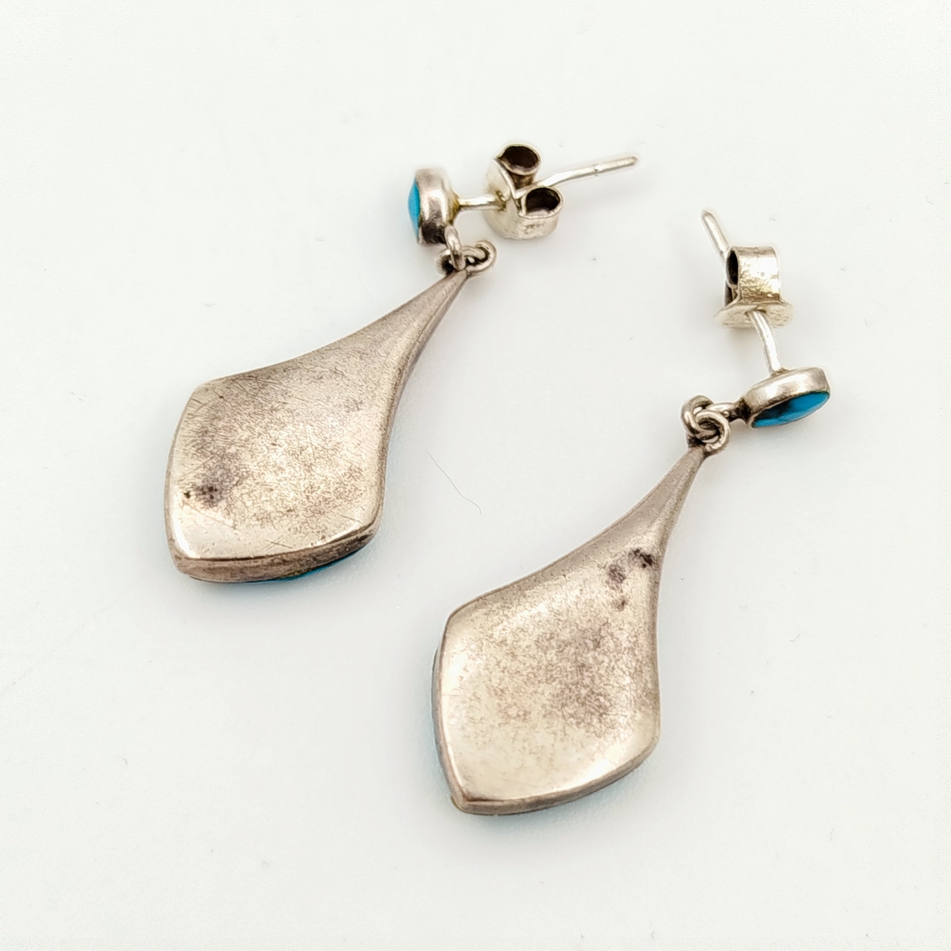 Серьги со вставками бирюзового цвета