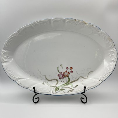 Блюдо овальной формы с нежным цветочным декором, фаянс, роспись, обводка, золочение, Фабрика И.Е. Кузнецова на Волхове, Российская империя, 1913-1918 гг.