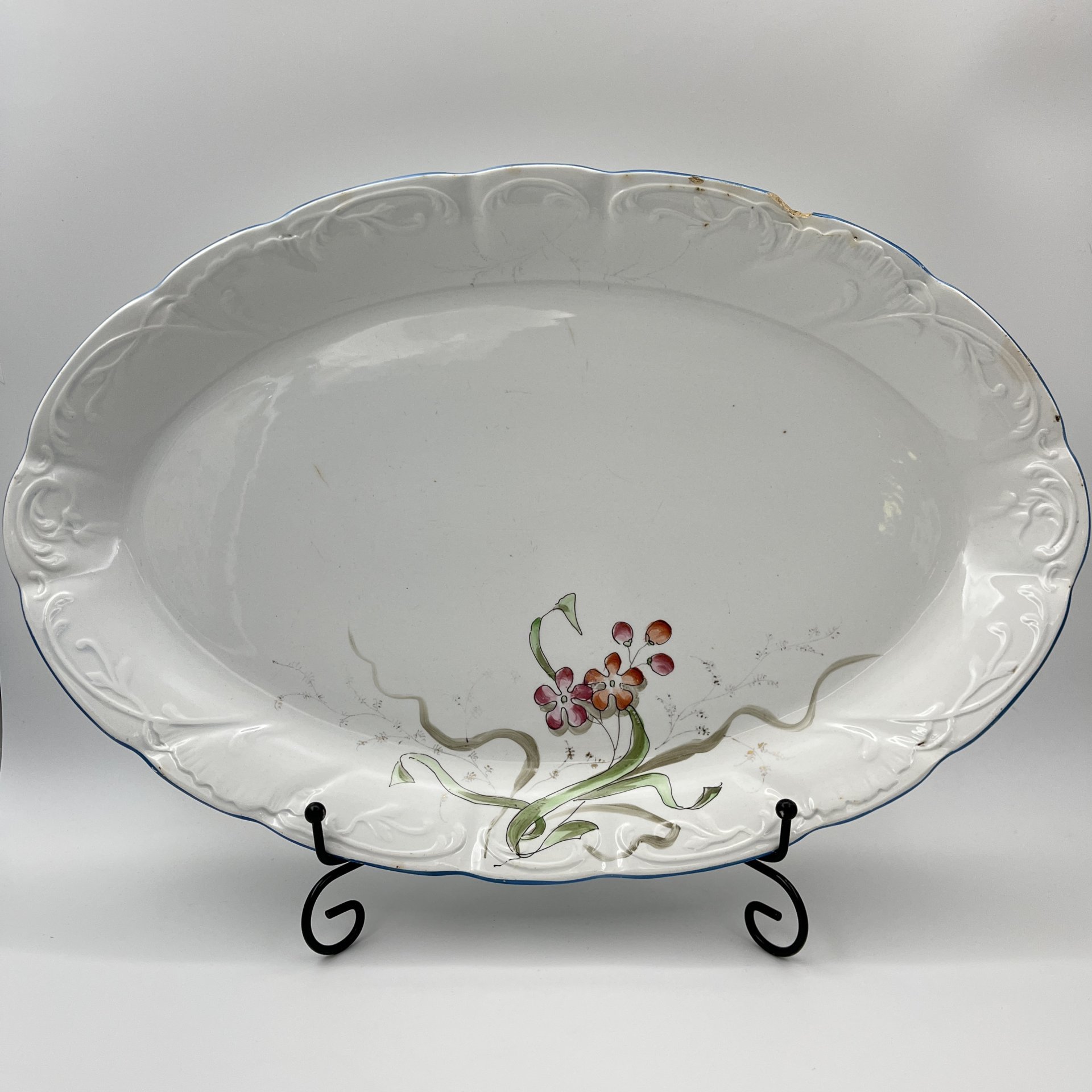 Блюдо овальной формы с нежным цветочным декором, фаянс, роспись, обводка, золочение, Фабрика И.Е. Кузнецова на Волхове, Российская империя, 1913-1918 гг.