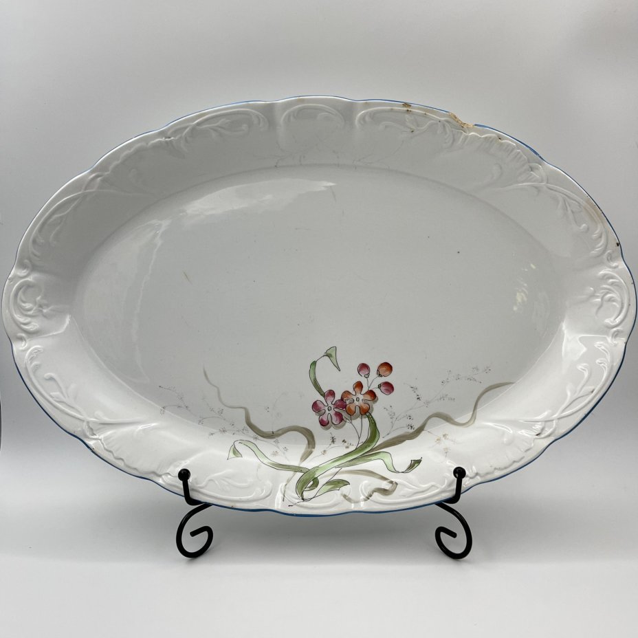 Блюдо овальной формы с нежным цветочным декором, фаянс, роспись, обводка, золочение, Фабрика И.Е. Кузнецова на Волхове, Российская империя, 1913-1918 гг.