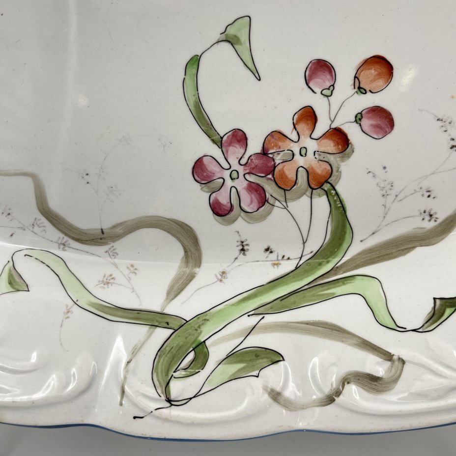 Блюдо овальной формы с нежным цветочным декором, фаянс, роспись, обводка, золочение, Фабрика И.Е. Кузнецова на Волхове, Российская империя, 1913-1918 гг.