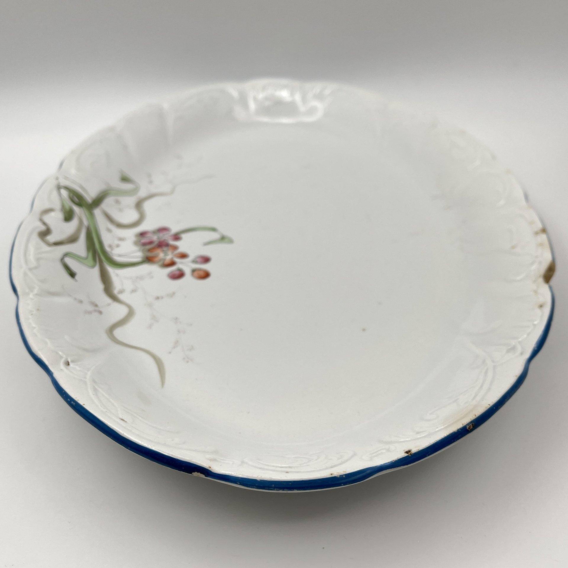 Блюдо овальной формы с нежным цветочным декором, фаянс, роспись, обводка, золочение, Фабрика И.Е. Кузнецова на Волхове, Российская империя, 1913-1918 гг.