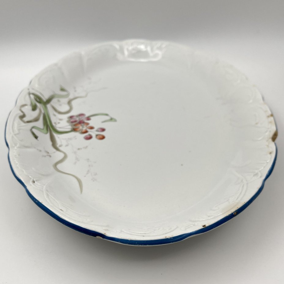 Блюдо овальной формы с нежным цветочным декором, фаянс, роспись, обводка, золочение, Фабрика И.Е. Кузнецова на Волхове, Российская империя, 1913-1918 гг.