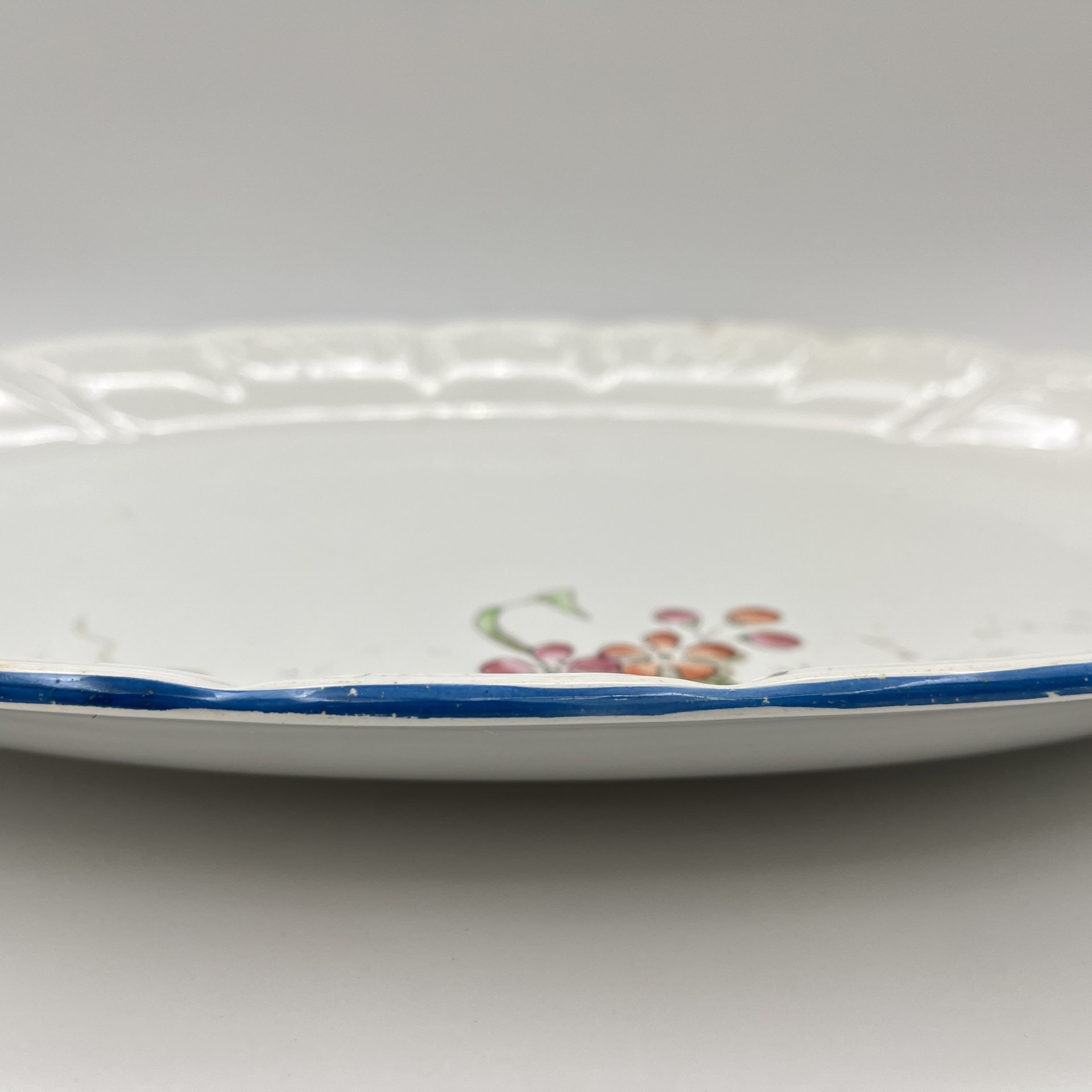 Блюдо овальной формы с нежным цветочным декором, фаянс, роспись, обводка, золочение, Фабрика И.Е. Кузнецова на Волхове, Российская империя, 1913-1918 гг.