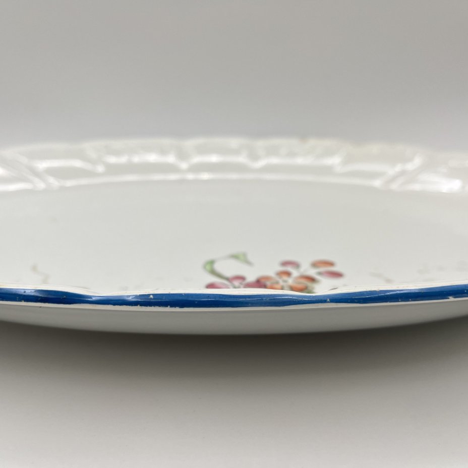 Блюдо овальной формы с нежным цветочным декором, фаянс, роспись, обводка, золочение, Фабрика И.Е. Кузнецова на Волхове, Российская империя, 1913-1918 гг.