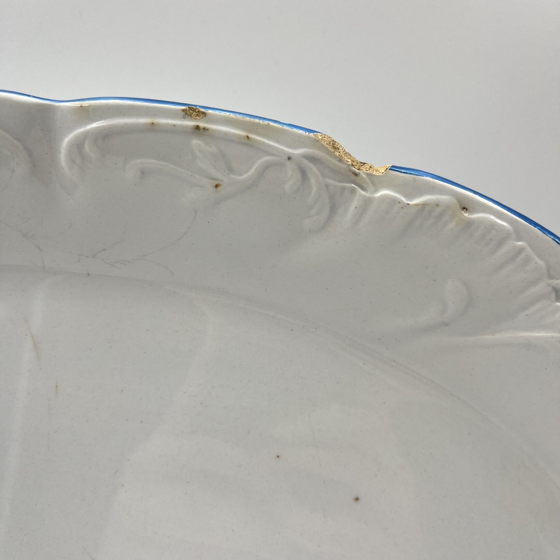 Блюдо овальной формы с нежным цветочным декором, фаянс, роспись, обводка, золочение, Фабрика И.Е. Кузнецова на Волхове, Российская империя, 1913-1918 гг.