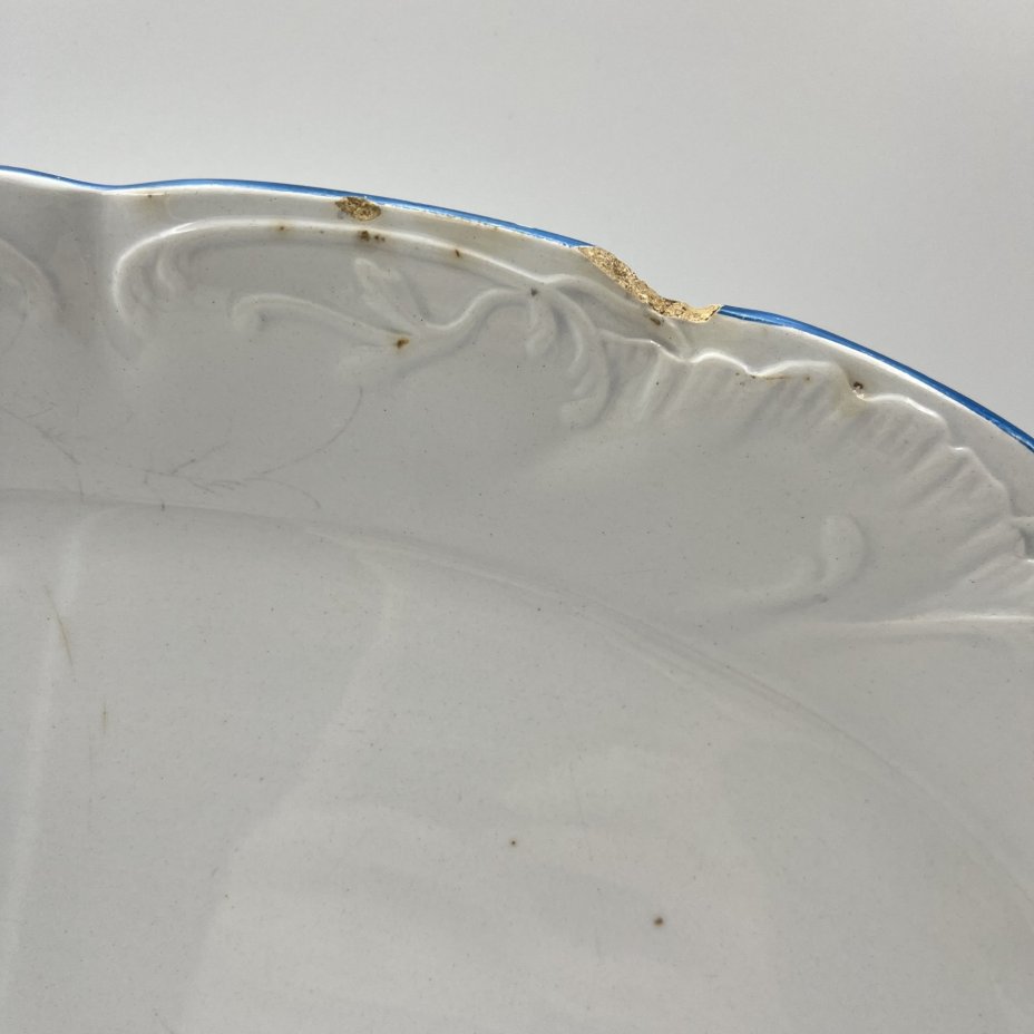 Блюдо овальной формы с нежным цветочным декором, фаянс, роспись, обводка, золочение, Фабрика И.Е. Кузнецова на Волхове, Российская империя, 1913-1918 гг.