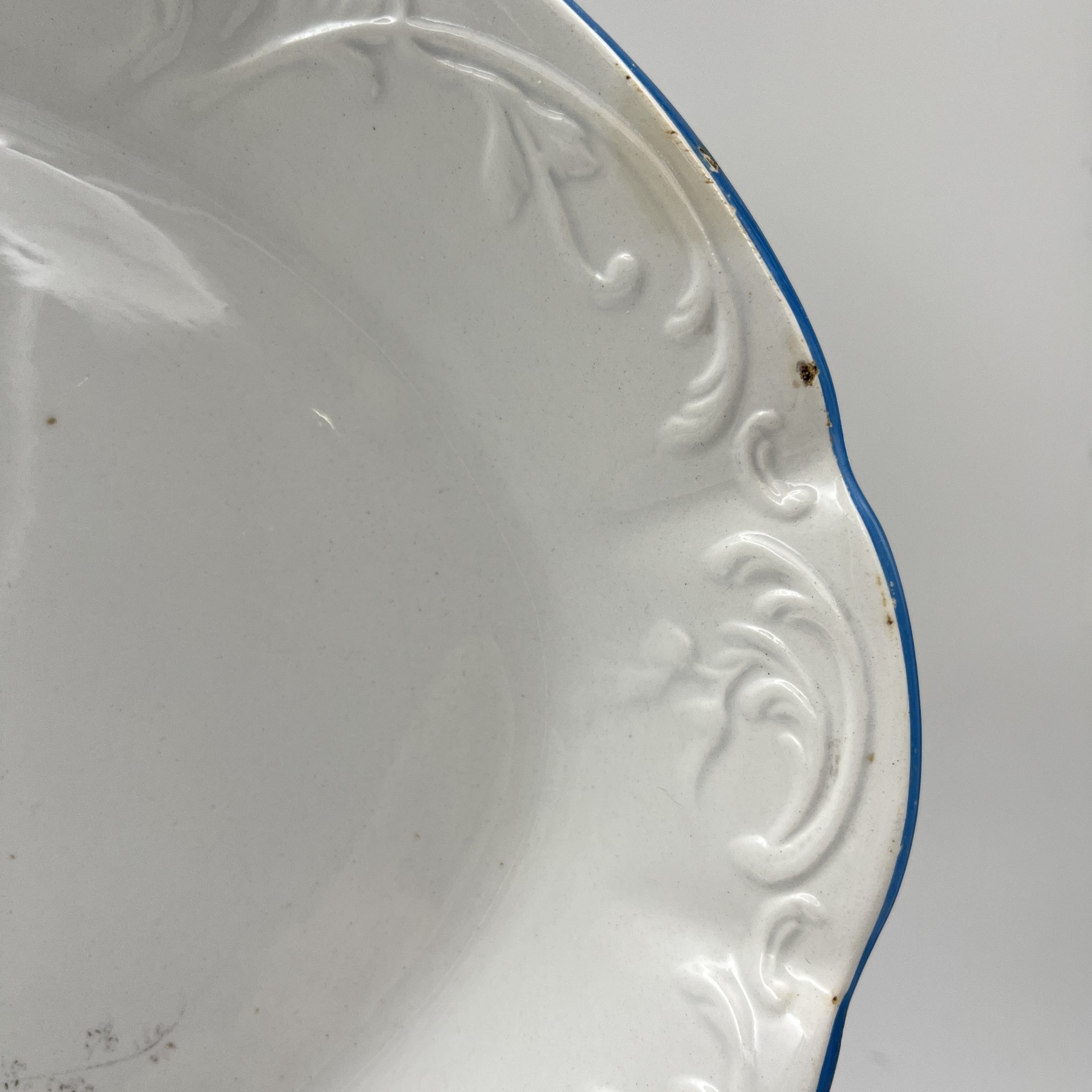 Блюдо овальной формы с нежным цветочным декором, фаянс, роспись, обводка, золочение, Фабрика И.Е. Кузнецова на Волхове, Российская империя, 1913-1918 гг.