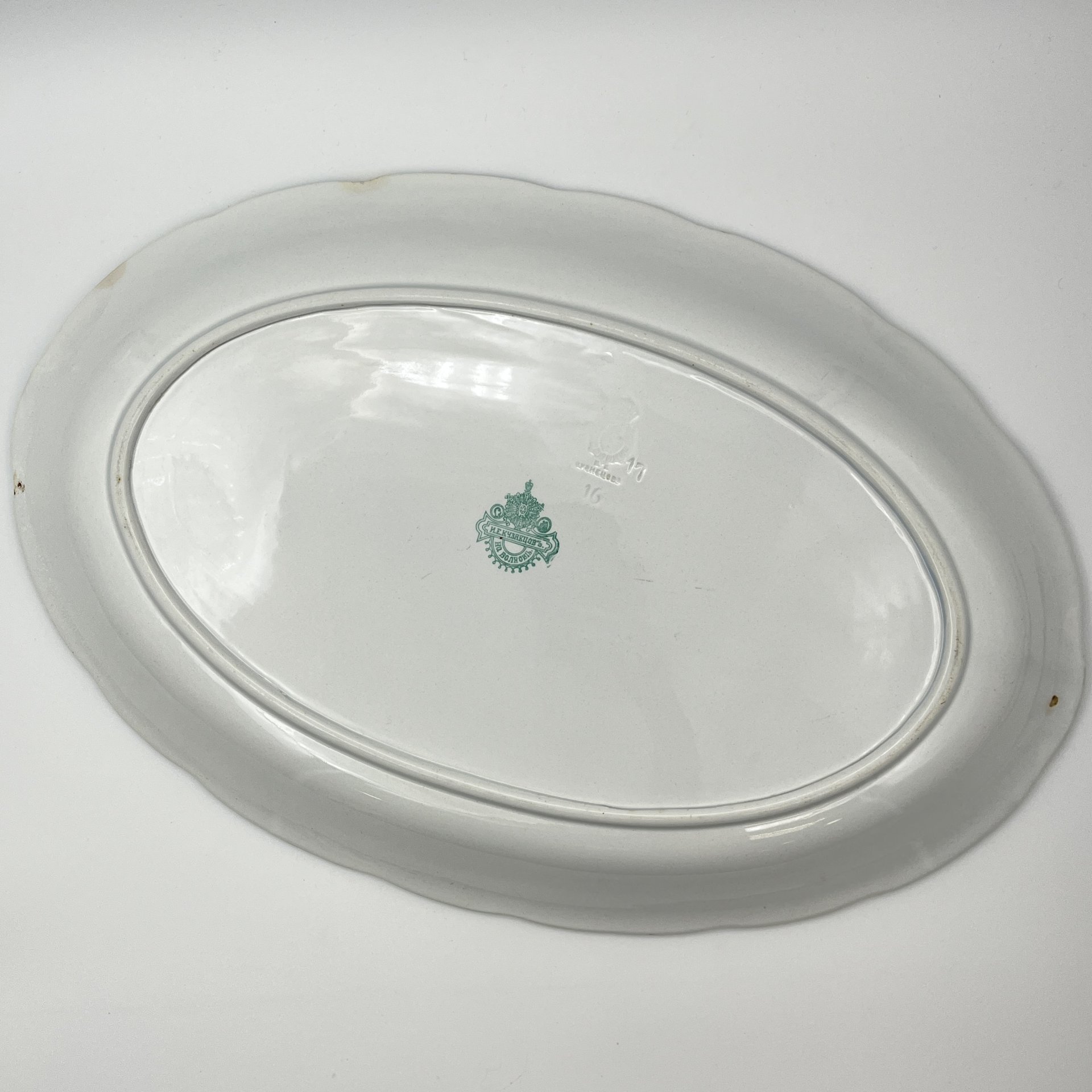 Блюдо овальной формы с нежным цветочным декором, фаянс, роспись, обводка, золочение, Фабрика И.Е. Кузнецова на Волхове, Российская империя, 1913-1918 гг.