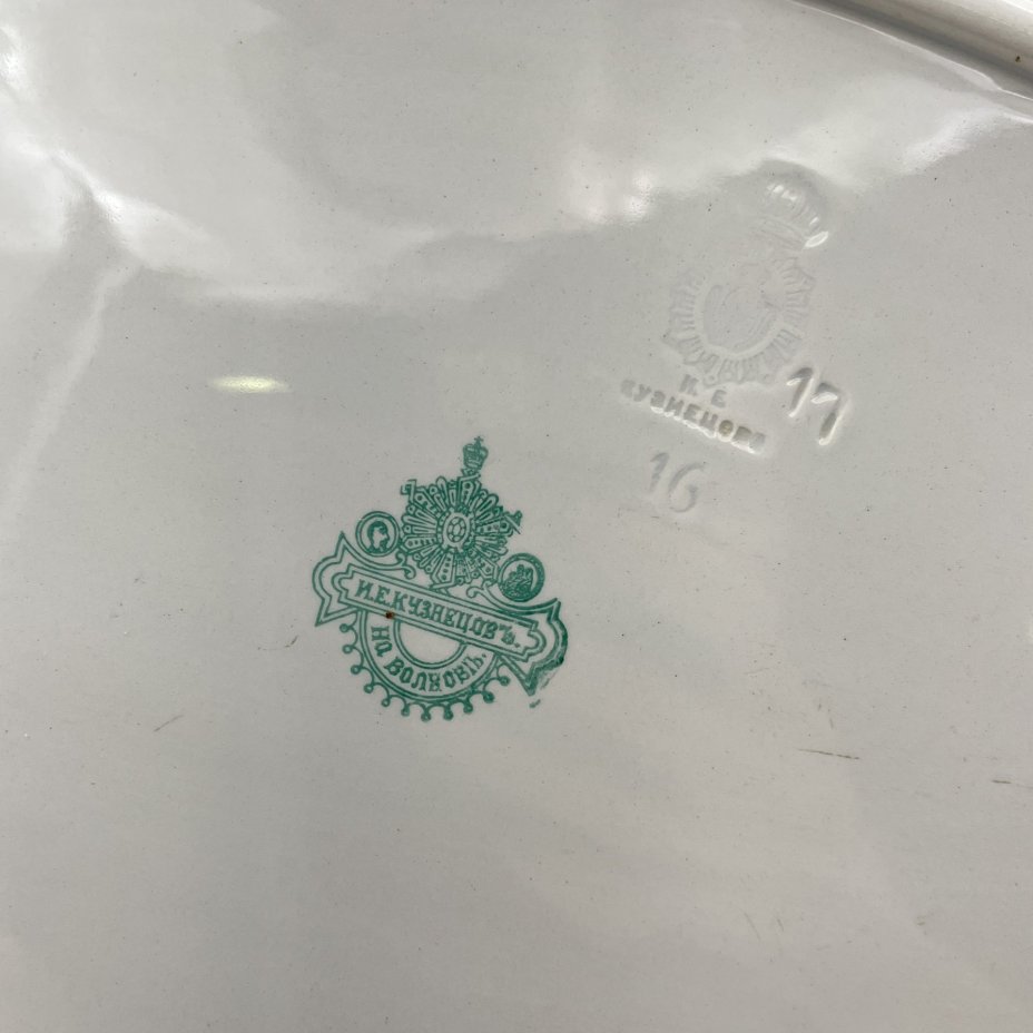 Блюдо овальной формы с нежным цветочным декором, фаянс, роспись, обводка, золочение, Фабрика И.Е. Кузнецова на Волхове, Российская империя, 1913-1918 гг.