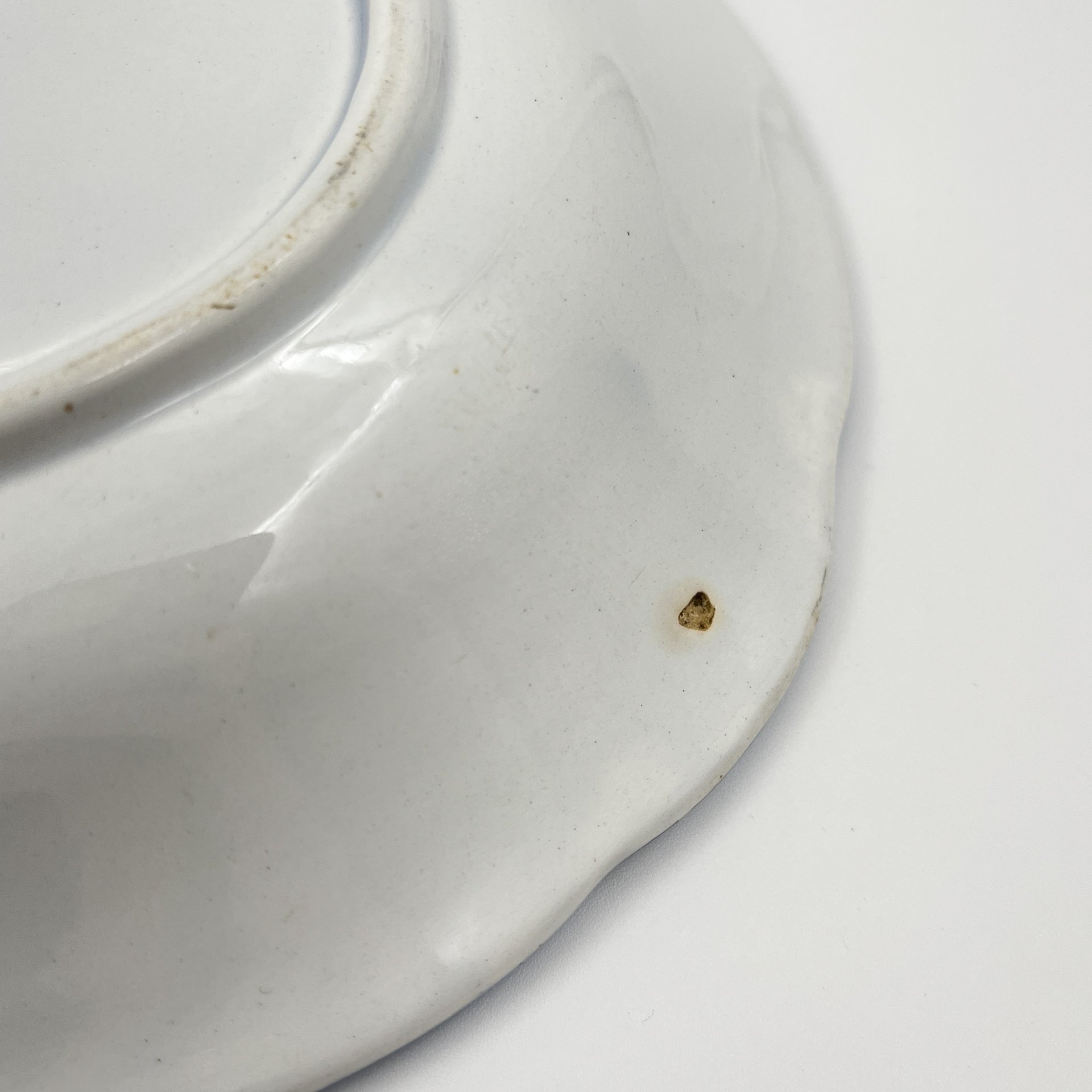 Блюдо овальной формы с нежным цветочным декором, фаянс, роспись, обводка, золочение, Фабрика И.Е. Кузнецова на Волхове, Российская империя, 1913-1918 гг.