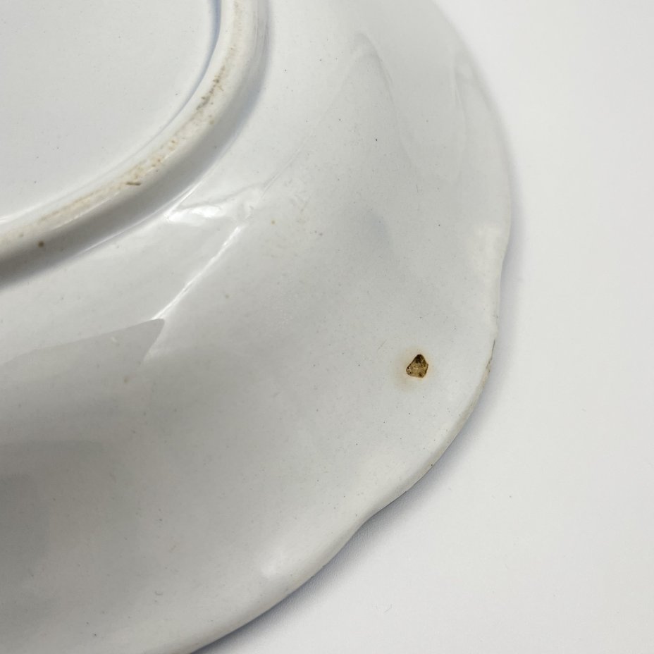 Блюдо овальной формы с нежным цветочным декором, фаянс, роспись, обводка, золочение, Фабрика И.Е. Кузнецова на Волхове, Российская империя, 1913-1918 гг.