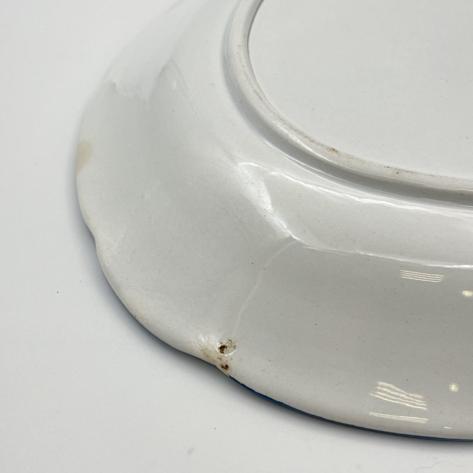 Блюдо овальной формы с нежным цветочным декором, фаянс, роспись, обводка, золочение, Фабрика И.Е. Кузнецова на Волхове, Российская империя, 1913-1918 гг.