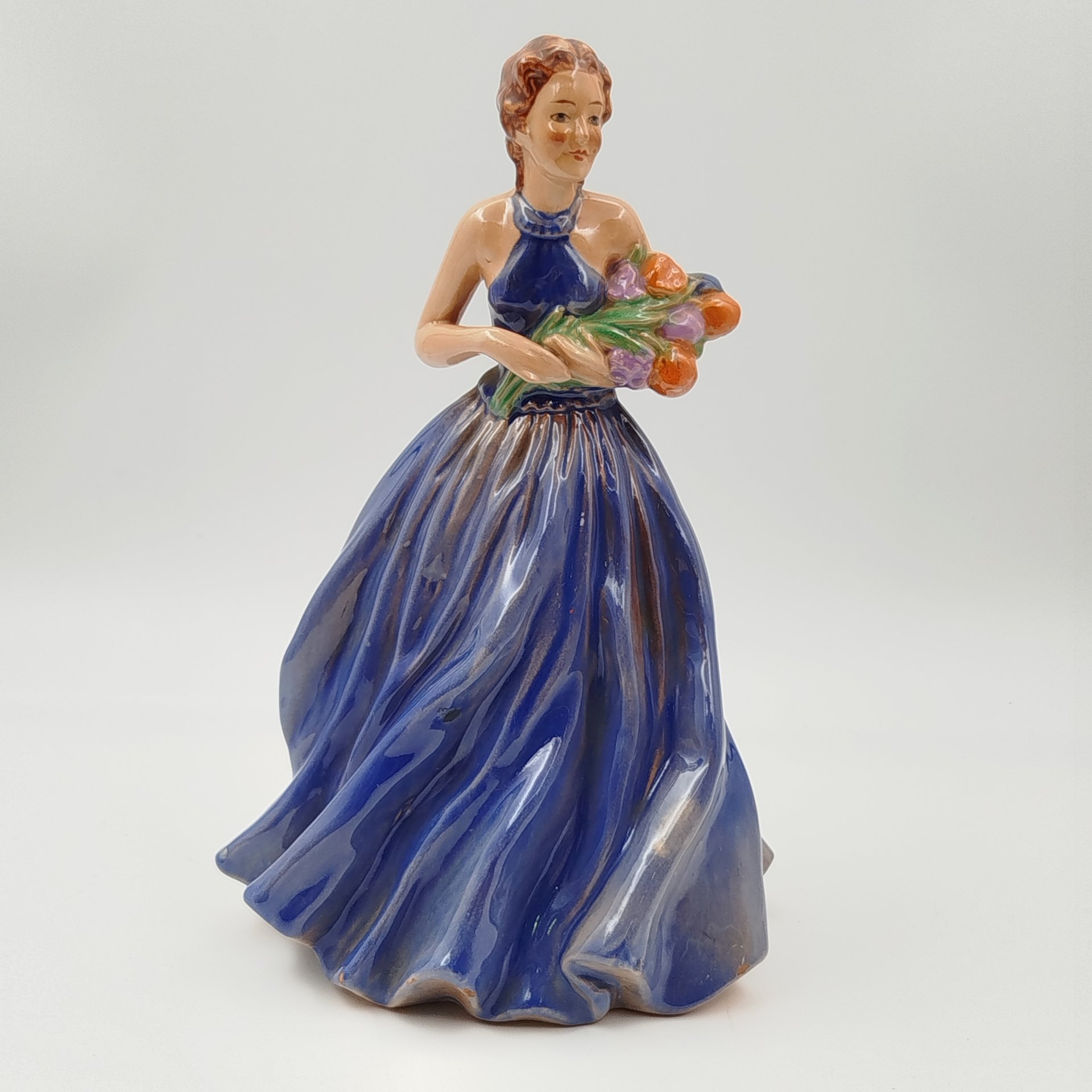 Статуэтка "Девушка в синем платье с букетом цвете"