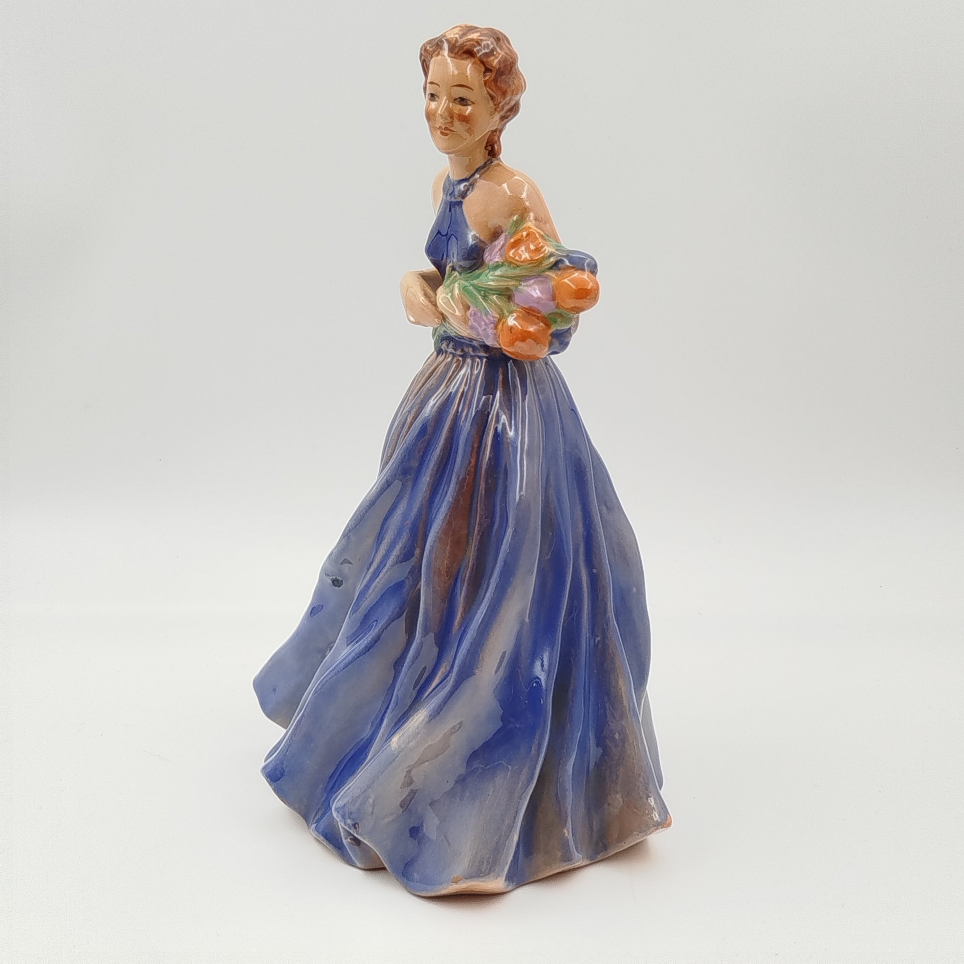 Статуэтка "Девушка в синем платье с букетом цвете"