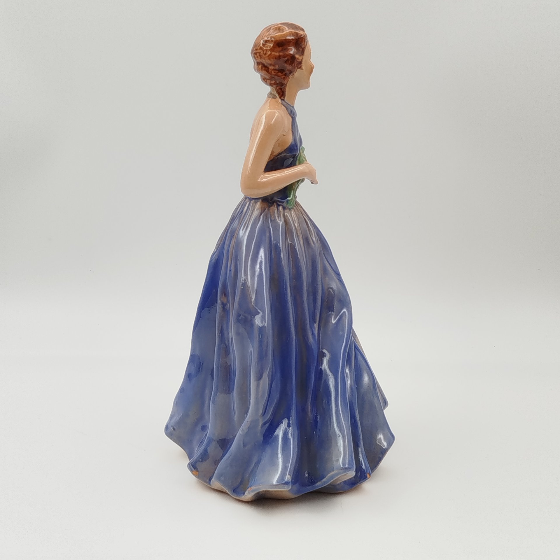 Статуэтка "Девушка в синем платье с букетом цвете"