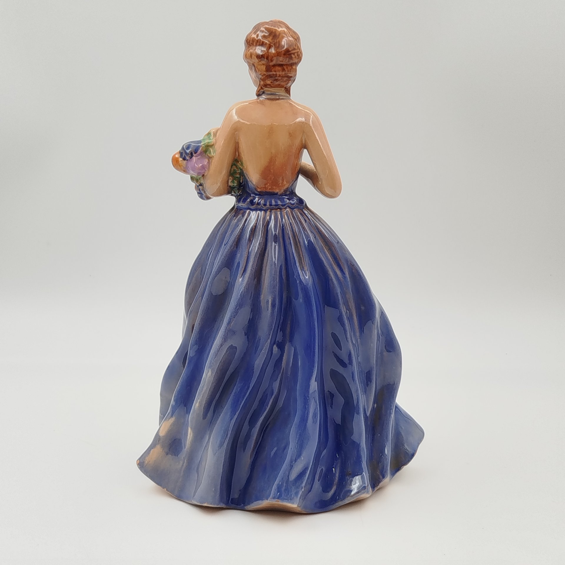 Статуэтка "Девушка в синем платье с букетом цвете"