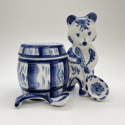 Баночка для мёда, украшенная рельефным изображением медведя с ложкой, исполнитель Петухова, Гжель