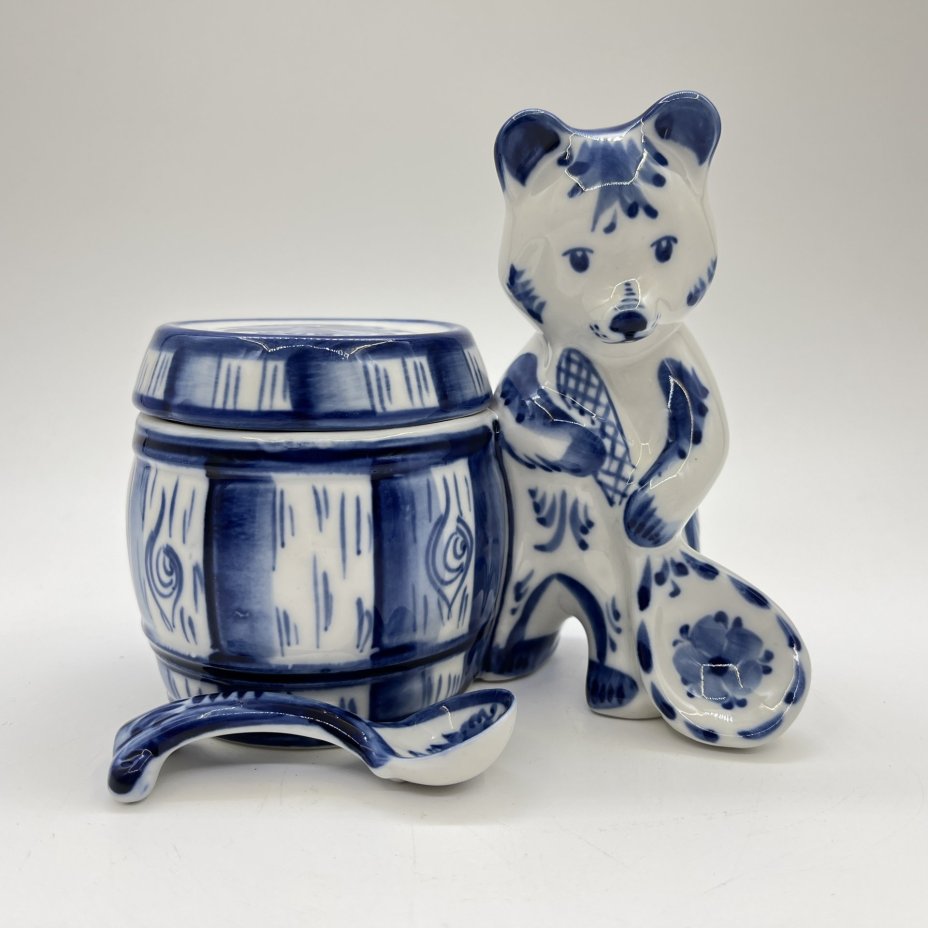 Баночка для мёда, украшенная рельефным изображением медведя с ложкой, исполнитель Петухова, Гжель