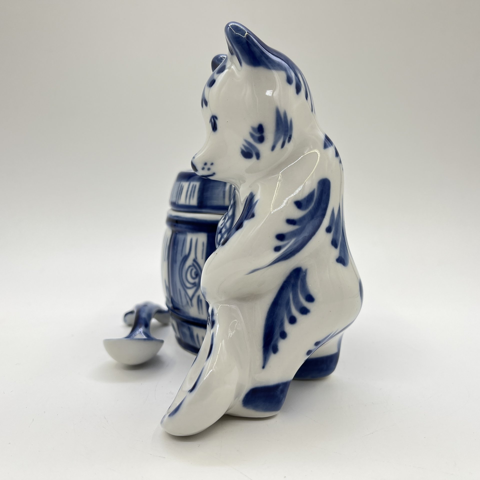 Баночка для мёда, украшенная рельефным изображением медведя с ложкой, исполнитель Петухова, Гжель