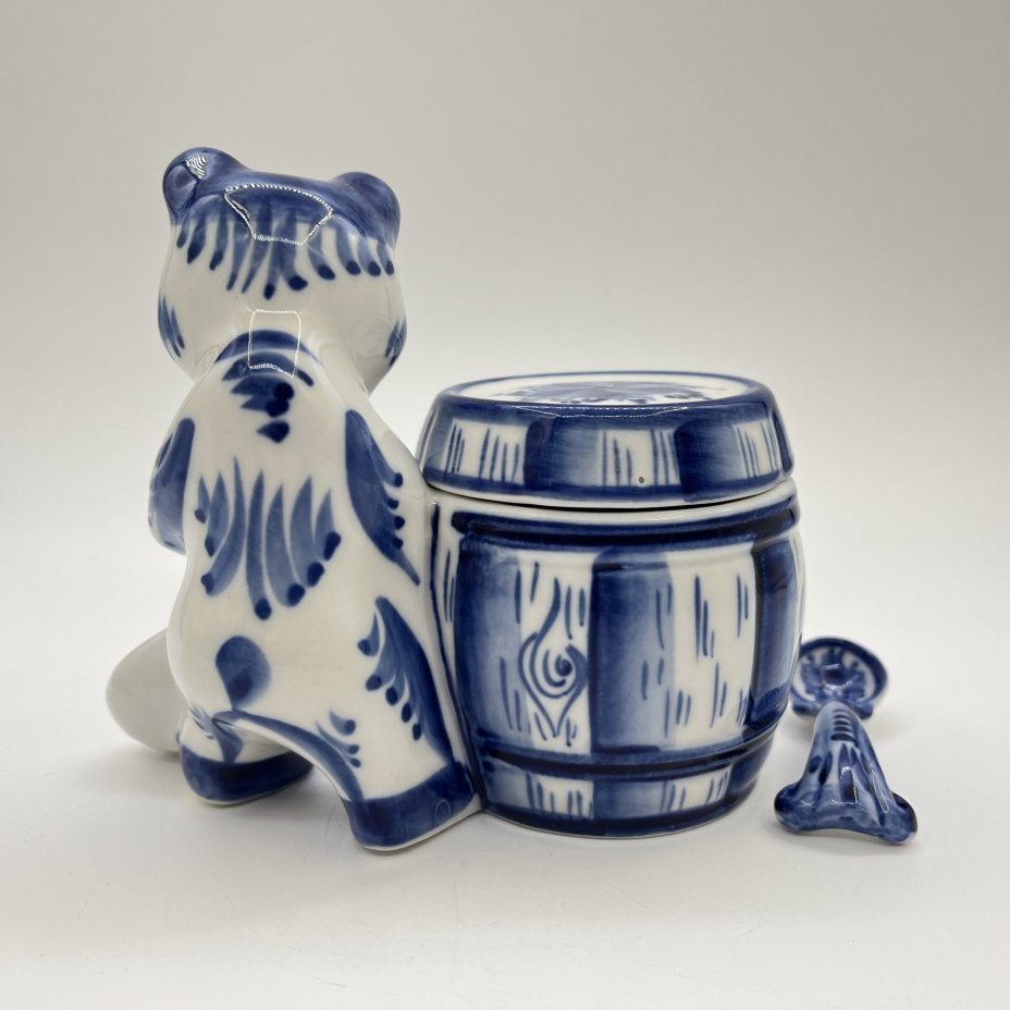 Баночка для мёда, украшенная рельефным изображением медведя с ложкой, исполнитель Петухова, Гжель