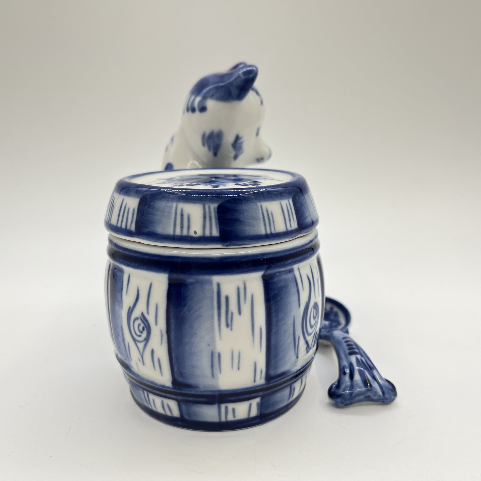 Баночка для мёда, украшенная рельефным изображением медведя с ложкой, исполнитель Петухова, Гжель