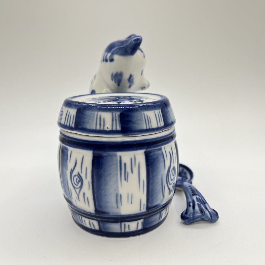 Баночка для мёда, украшенная рельефным изображением медведя с ложкой, исполнитель Петухова, Гжель