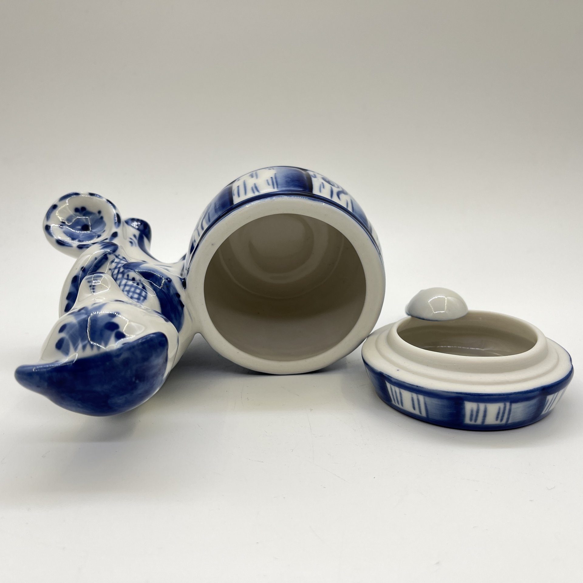 Баночка для мёда, украшенная рельефным изображением медведя с ложкой, исполнитель Петухова, Гжель