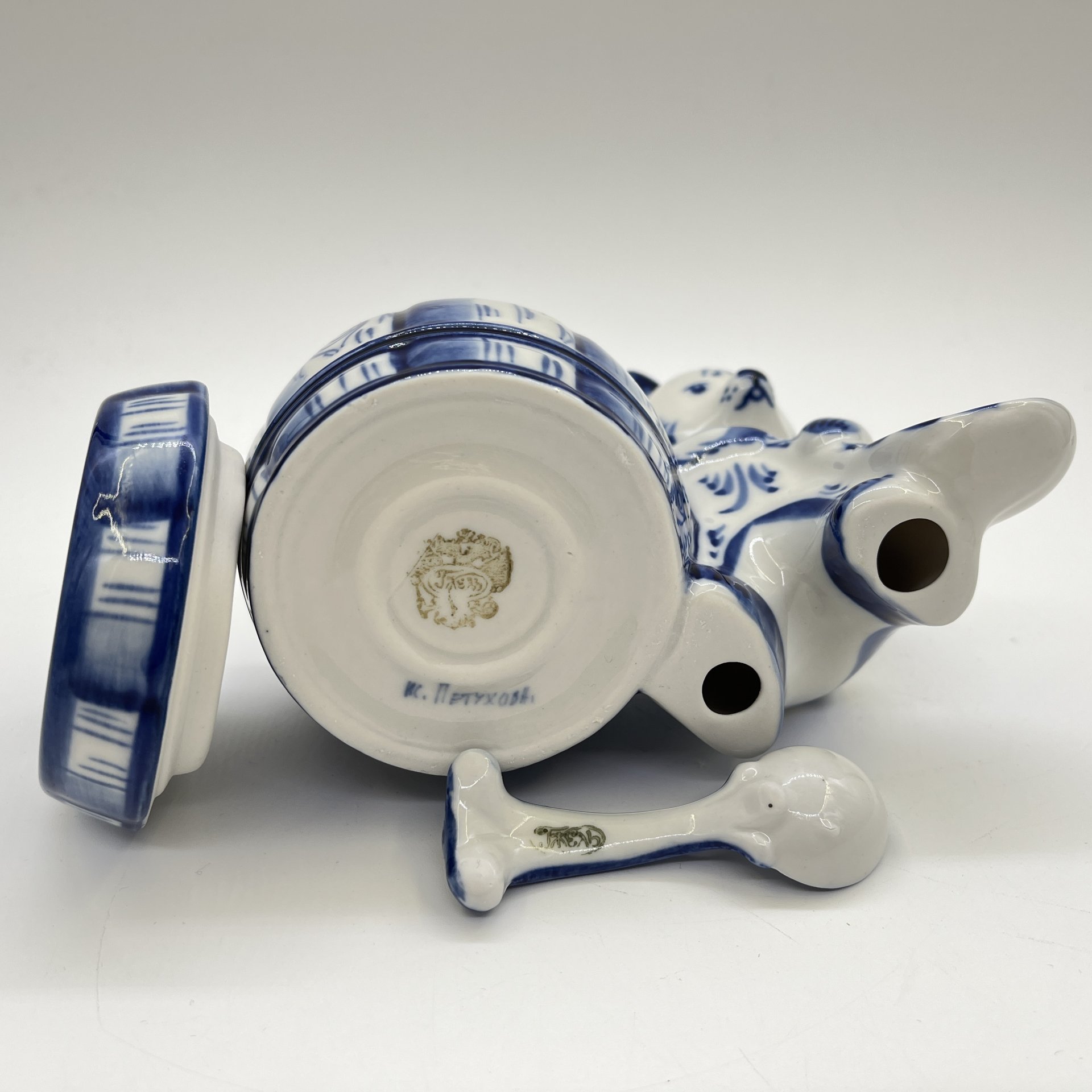 Баночка для мёда, украшенная рельефным изображением медведя с ложкой, исполнитель Петухова, Гжель