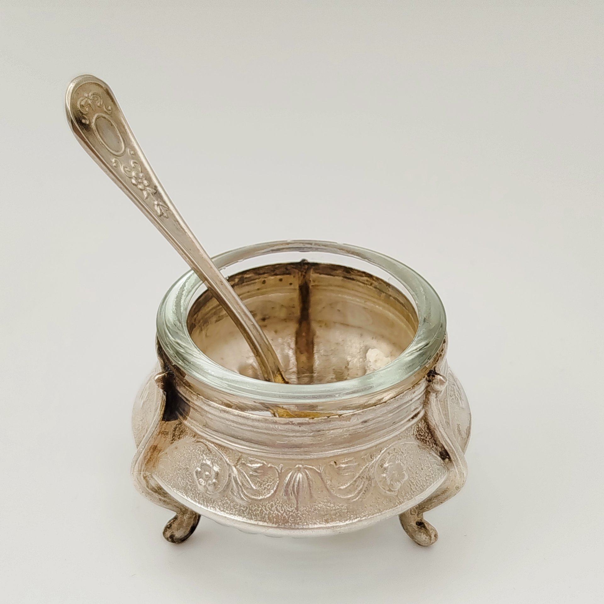 Солонка с ложкой, украшенная цветочным декором, мНЦ (медь-никель-цинк), стекло, Мстерская художественная фабрика  «Ювелир», СССР, 1968 г.