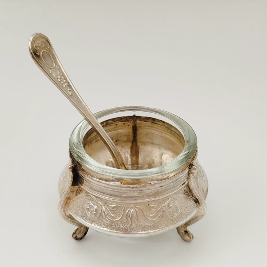 Солонка с ложкой, украшенная цветочным декором, мНЦ (медь-никель-цинк), стекло, Мстерская художественная фабрика  «Ювелир», СССР, 1968 г.