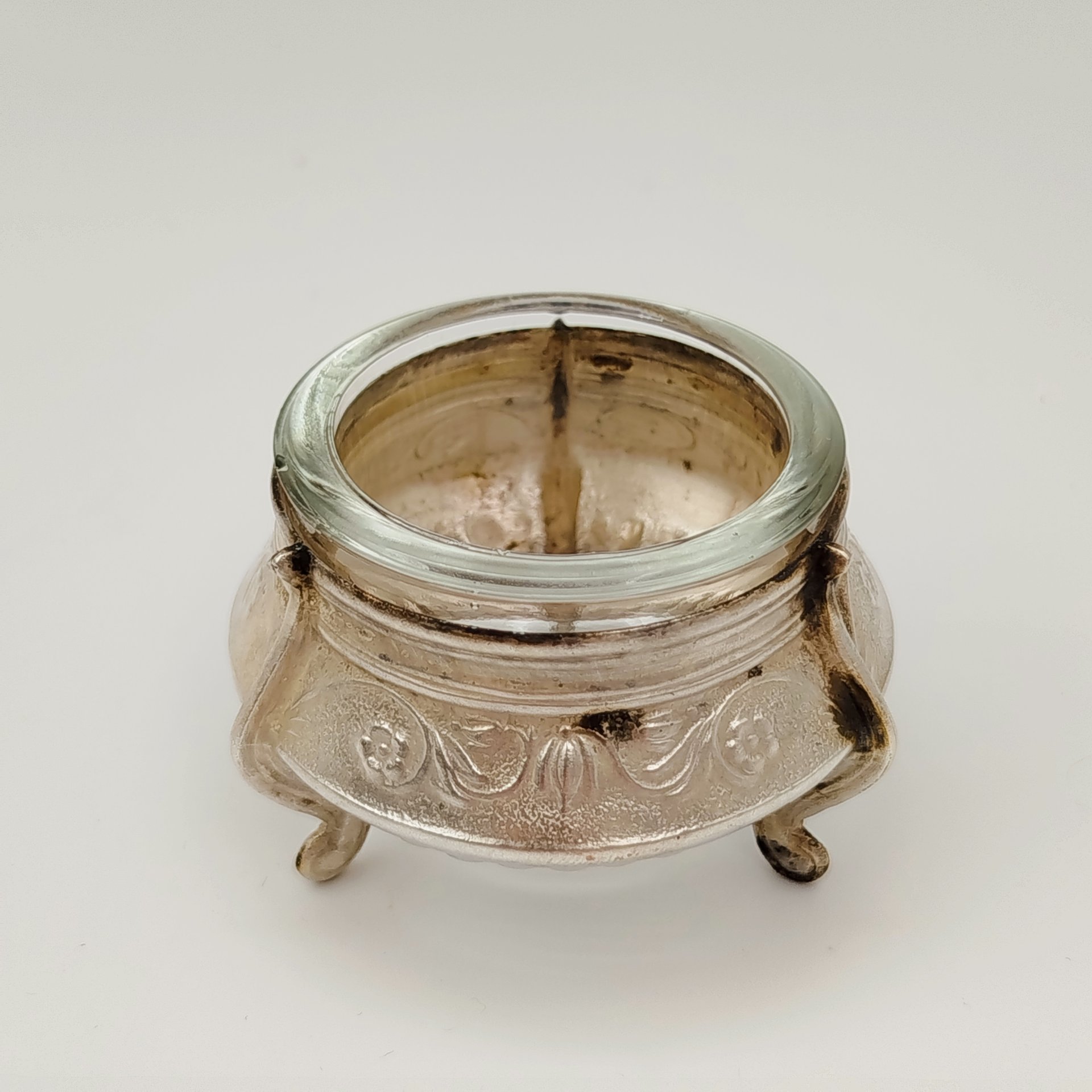 Солонка с ложкой, украшенная цветочным декором, мНЦ (медь-никель-цинк), стекло, Мстерская художественная фабрика  «Ювелир», СССР, 1968 г.