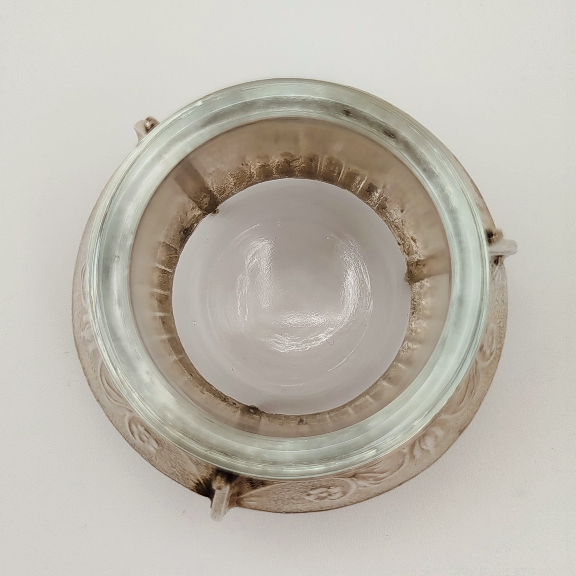 Солонка с ложкой, украшенная цветочным декором, мНЦ (медь-никель-цинк), стекло, Мстерская художественная фабрика  «Ювелир», СССР, 1968 г.