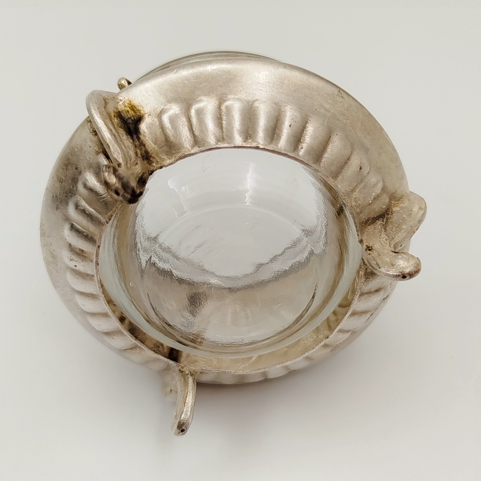 Солонка с ложкой, украшенная цветочным декором, мНЦ (медь-никель-цинк), стекло, Мстерская художественная фабрика  «Ювелир», СССР, 1968 г.