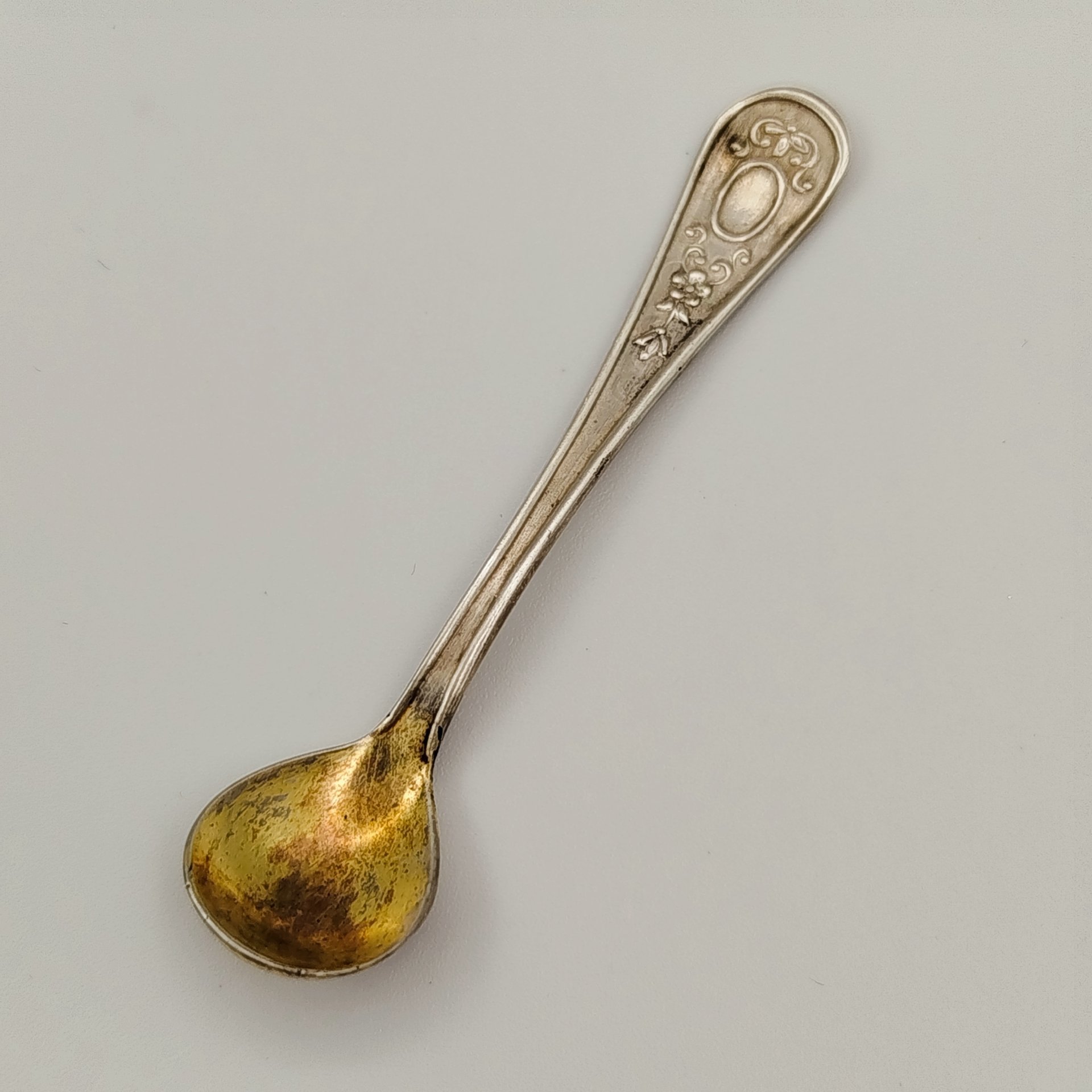 Солонка с ложкой, украшенная цветочным декором, мНЦ (медь-никель-цинк), стекло, Мстерская художественная фабрика  «Ювелир», СССР, 1968 г.