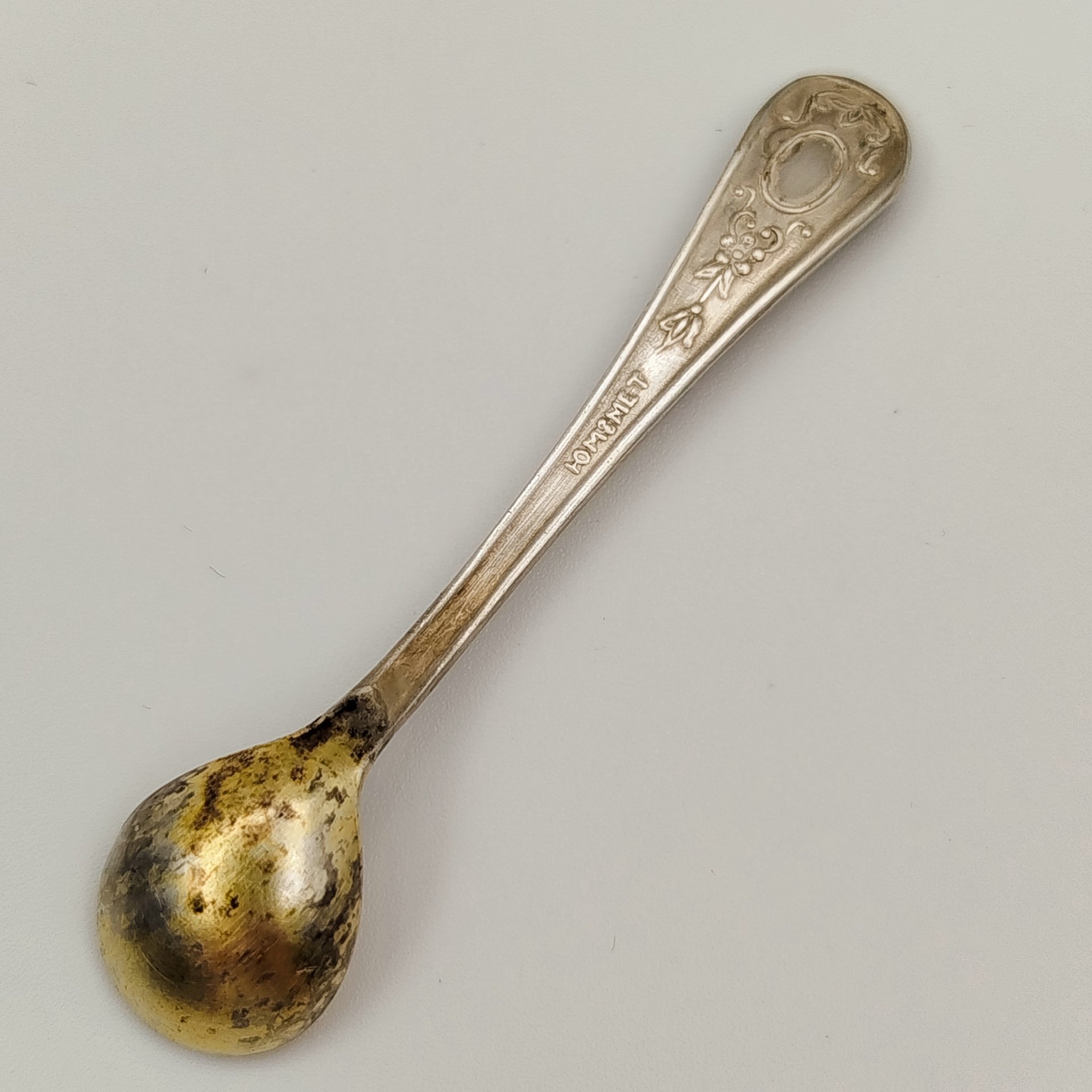 Солонка с ложкой, украшенная цветочным декором, мНЦ (медь-никель-цинк), стекло, Мстерская художественная фабрика  «Ювелир», СССР, 1968 г.