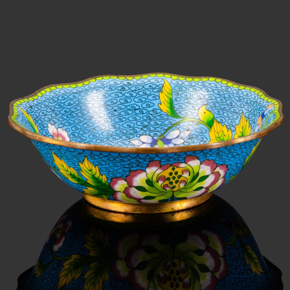 Ваза (конфетница), украшенная изображением цветов на синем облачном фоне, металл, клуазоне, эмали, Китай, 1960-1980 гг.