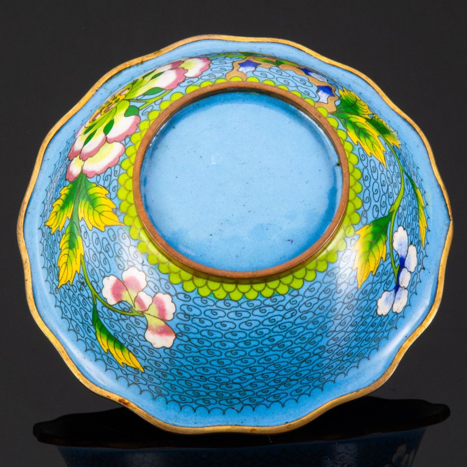 Ваза (конфетница), украшенная изображением цветов на синем облачном фоне, металл, клуазоне, эмали, Китай, 1960-1980 гг.