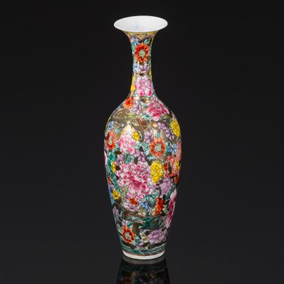 Ваза изящной формы, декорированная драконами-лун и цветами на золотом фоне, фарфор, роспись эмалевыми красками, золочение, Китай, 1960-1980 гг.