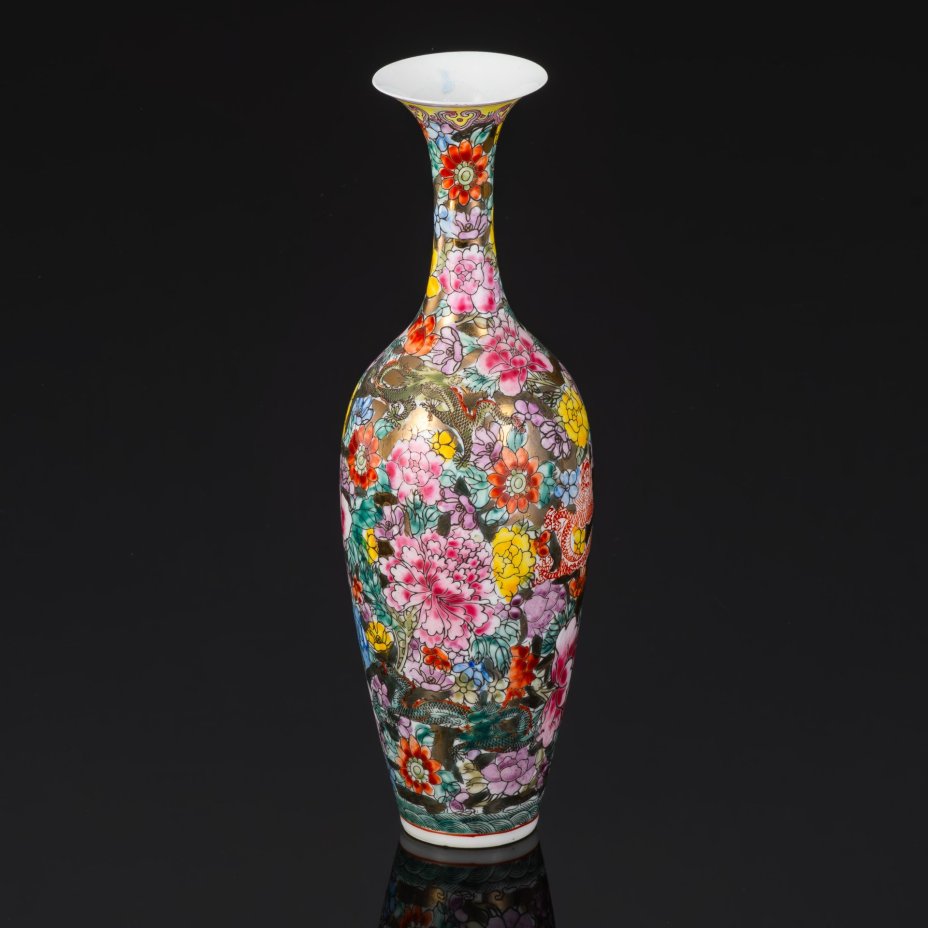 Ваза изящной формы, декорированная драконами-лун и цветами на золотом фоне, фарфор, роспись эмалевыми красками, золочение, Китай, 1960-1980 гг.