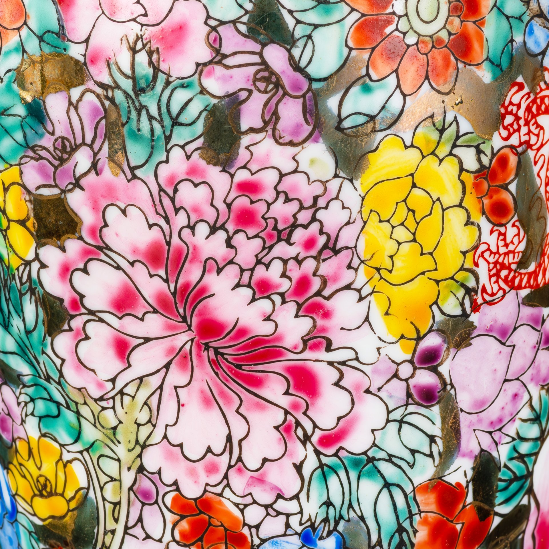 Ваза изящной формы, декорированная драконами-лун и цветами на золотом фоне, фарфор, роспись эмалевыми красками, золочение, Китай, 1960-1980 гг.