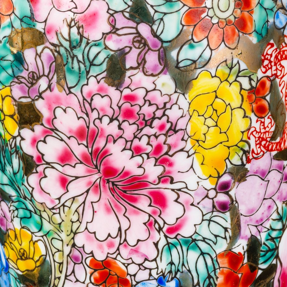 Ваза изящной формы, декорированная драконами-лун и цветами на золотом фоне, фарфор, роспись эмалевыми красками, золочение, Китай, 1960-1980 гг.