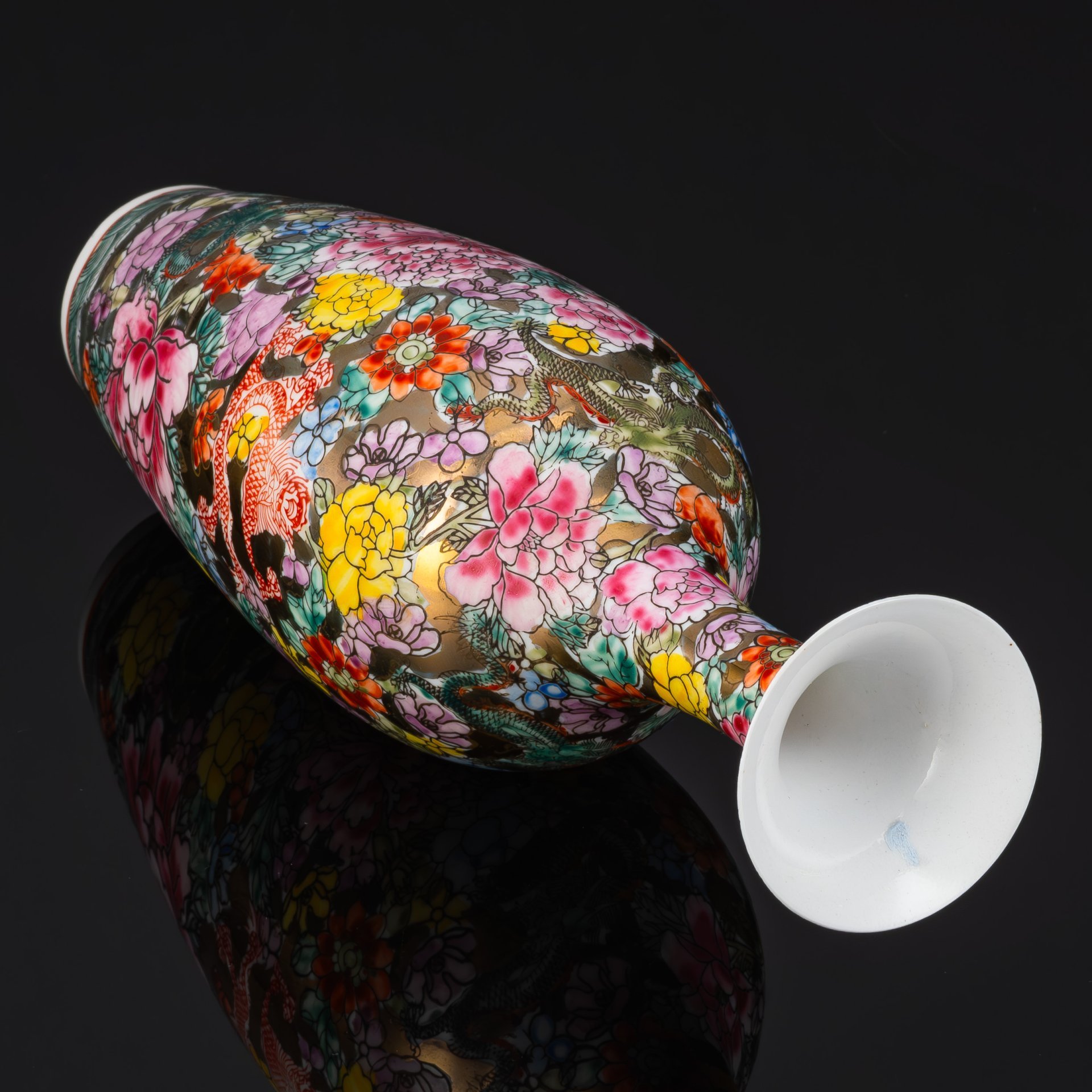 Ваза изящной формы, декорированная драконами-лун и цветами на золотом фоне, фарфор, роспись эмалевыми красками, золочение, Китай, 1960-1980 гг.