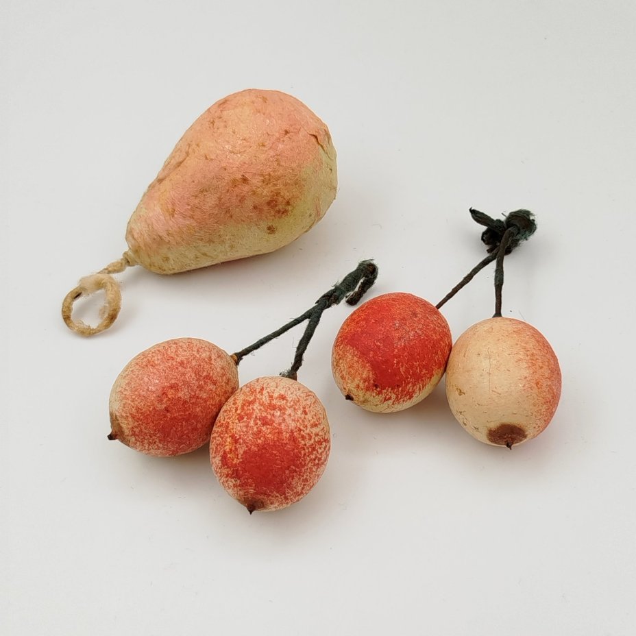 Набор из 3 винтажных ёлочных игрушек (вишни и груша), ткань, вата, роспись, бумага, СССР, 1940-1950 гг.