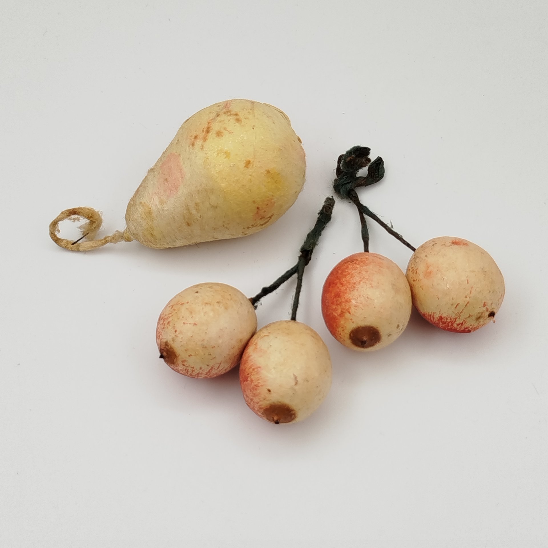 Набор из 3 винтажных ёлочных игрушек (вишни и груша), ткань, вата, роспись, бумага, СССР, 1940-1950 гг.