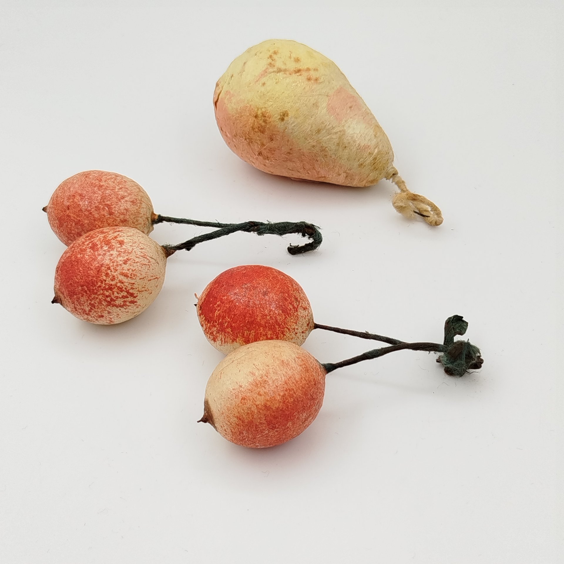 Набор из 3 винтажных ёлочных игрушек (вишни и груша), ткань, вата, роспись, бумага, СССР, 1940-1950 гг.