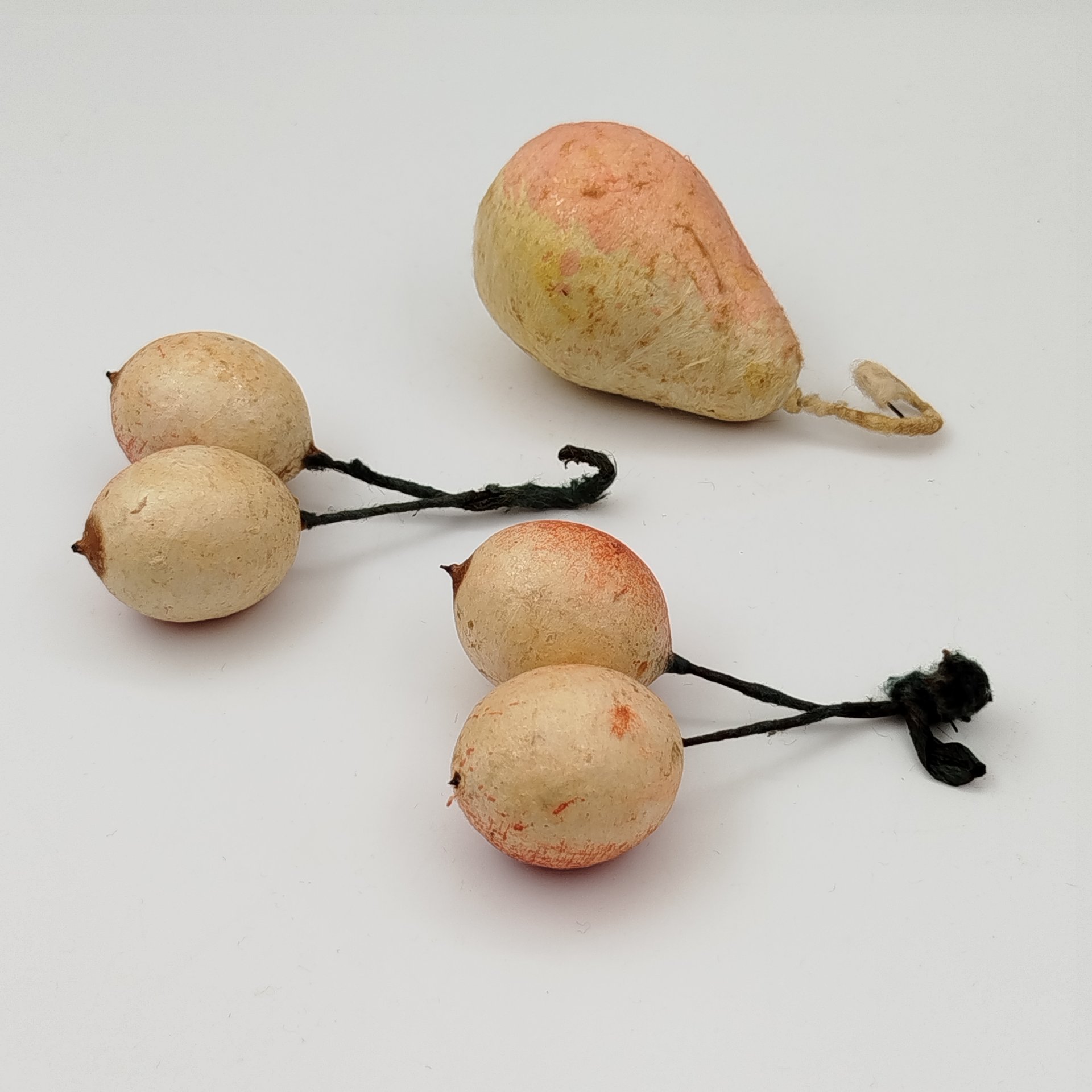 Набор из 3 винтажных ёлочных игрушек (вишни и груша), ткань, вата, роспись, бумага, СССР, 1940-1950 гг.