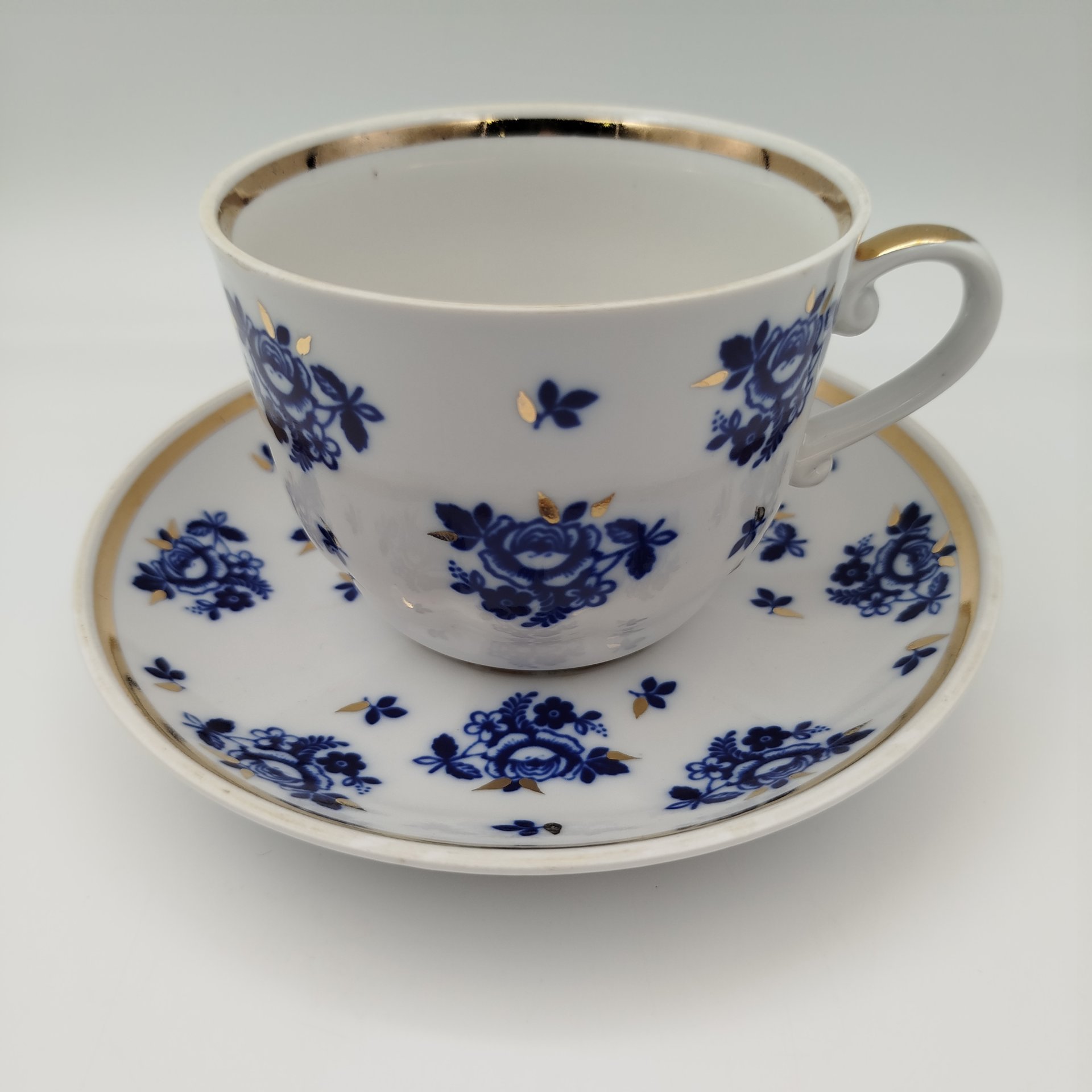 Пара чайная с цветочным декором в синей гамме, фарфор, деколь, золочение, Рижский фарфорово-фаянсовый завод, СССР, 1970-1990 гг.