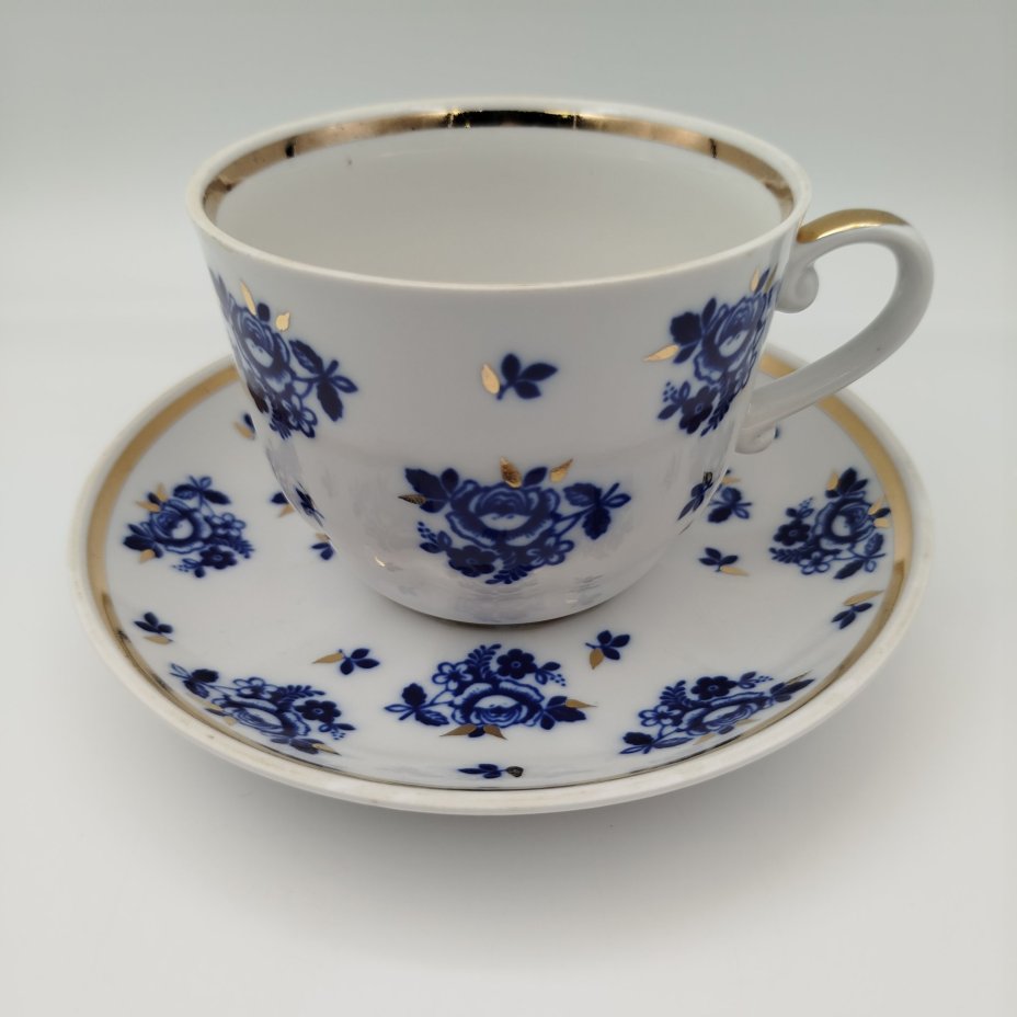Пара чайная с цветочным декором в синей гамме, фарфор, деколь, золочение, Рижский фарфорово-фаянсовый завод, СССР, 1970-1990 гг.