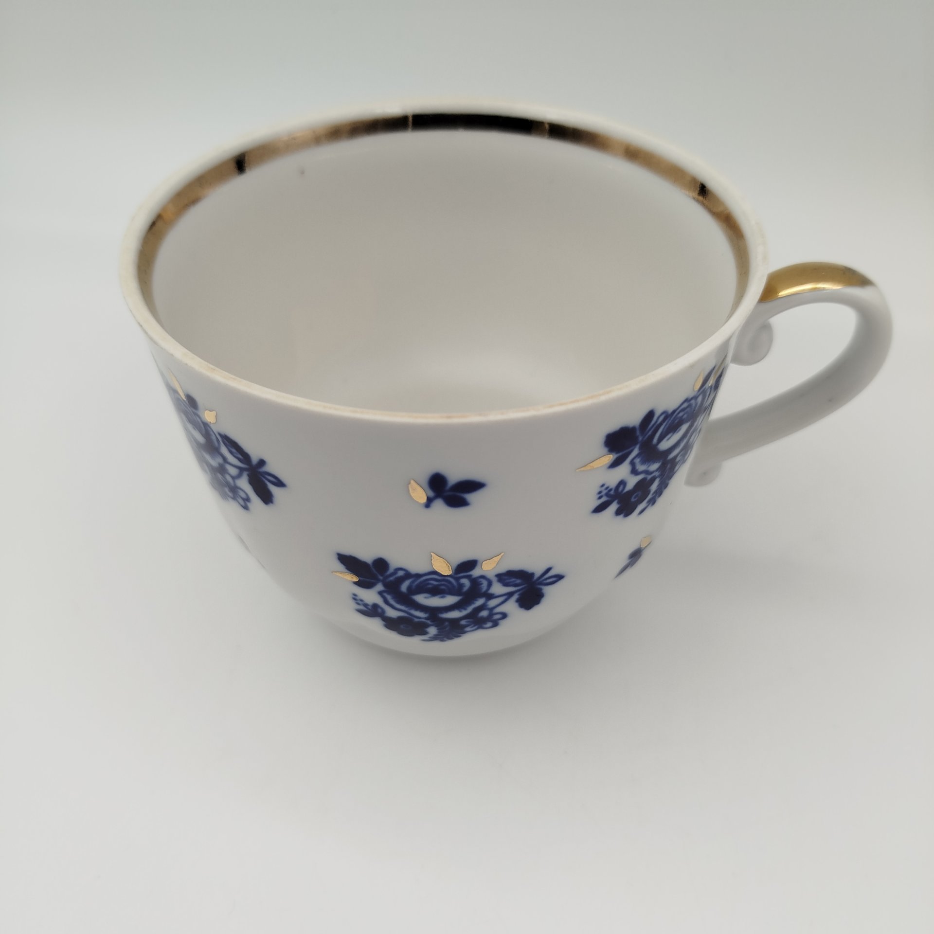 Пара чайная с цветочным декором в синей гамме, фарфор, деколь, золочение, Рижский фарфорово-фаянсовый завод, СССР, 1970-1990 гг.